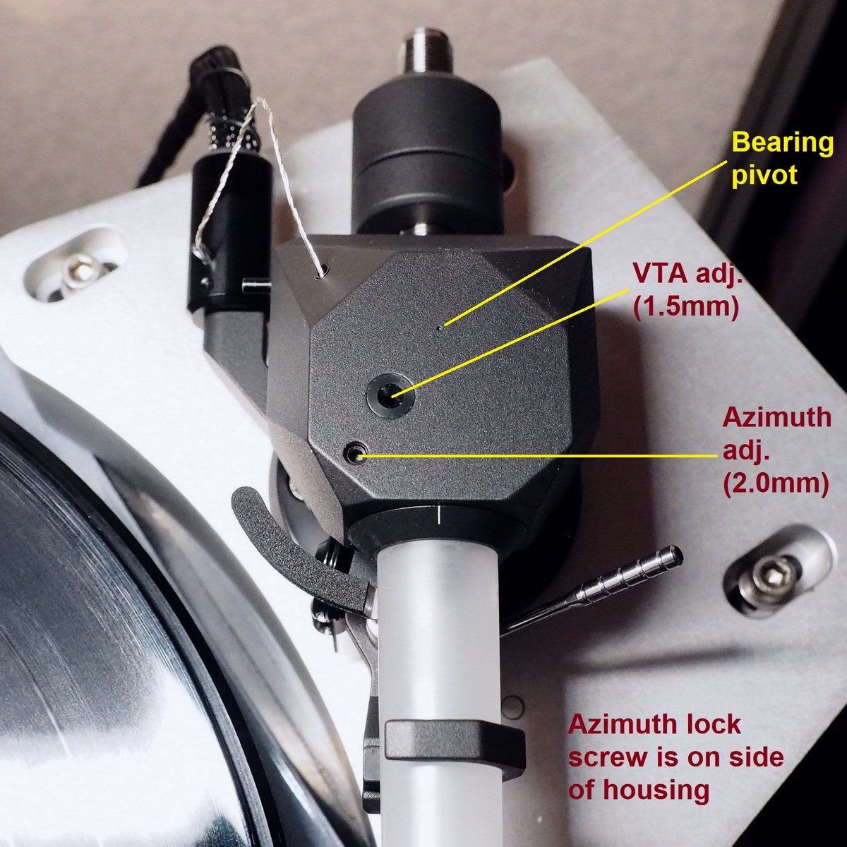 Kuzma Safir Features: Bearing Cap Detail Galibier Design - Kuzma Safir Bearing Cap Detail